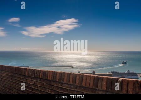 Vue panoramique au-delà du port de Barcelone du château de Montjuic, un navire de croisière a quitté un service parmi les vagues, photo prise le long du périmètre wa Banque D'Images