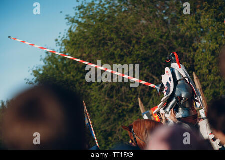 Chevalier au lancer sur le tournoi chevalier cheval Banque D'Images