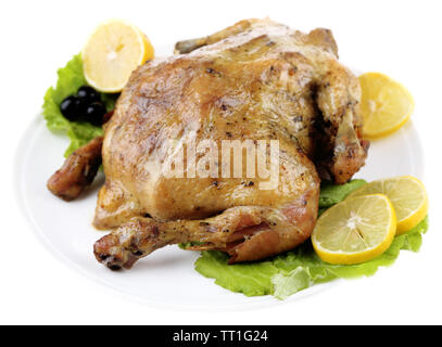 Poulet avec légumes rôtis entiers sur la plaque, isolated on white Banque D'Images