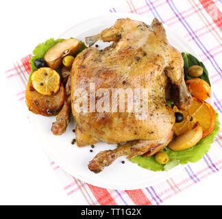 Composition avec poulet avec légumes rôtis entiers, serviette de couleur, sur la plaque, isolated on white Banque D'Images