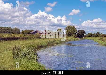 Vue panoramique sur la rivière Rother à Potman's Heath près de Wittersham, Tenterden, Kent, UK Banque D'Images