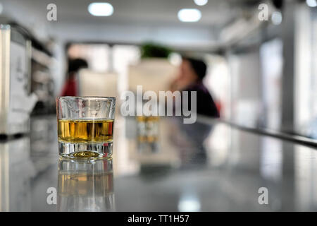 Chupito et verre verre sur un comptoir dans un café et un bar à Grenade, Espagne ; après repas traditionnels espagnols et d'alcool habituellement digestif servi froid. Banque D'Images