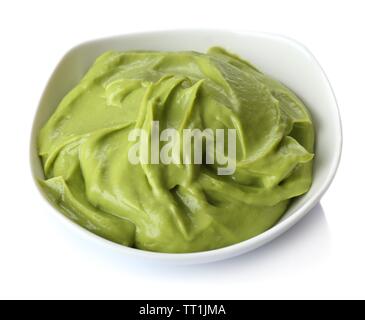 Dans le bol du guacamole isolated on white Banque D'Images