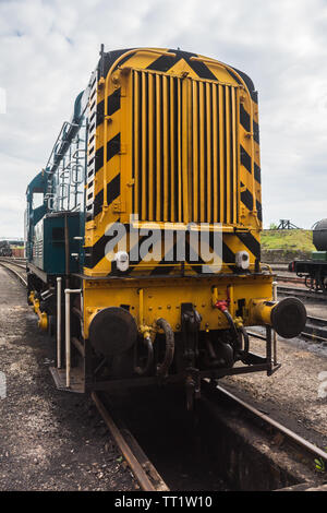 Avis de jaune et noir avant et à l'auvent de British Rail diesel locomotive engine no. 08604 'Phantom' à Didcot Railway Centre, Oxfordshire, UK Banque D'Images