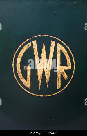 Great Western Railways/tour circulaire logo GWR peint sur de vieux train à vapeur verte dans l'or et de peinture noire à Didcot Railway Centre, l'Oxfordshire. Banque D'Images