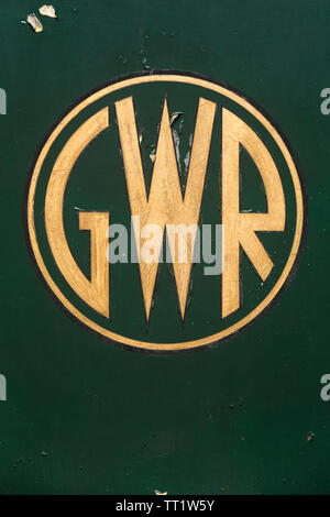 Great Western Railways/tour circulaire logo GWR peint sur de vieux train à vapeur verte dans l'or et de peinture noire à Didcot Railway Centre, l'Oxfordshire. Banque D'Images