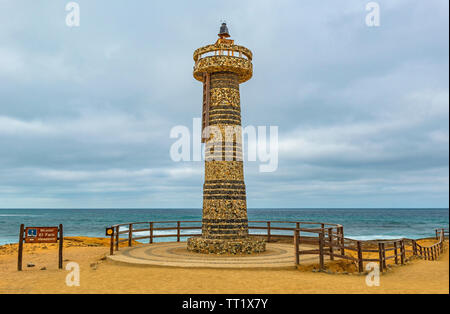 La pierre faite par le phare de Cape Santa Elena, le point le plus à l'ouest de l'Équateur dans l'océan Pacifique, l'Amérique du Sud. Banque D'Images
