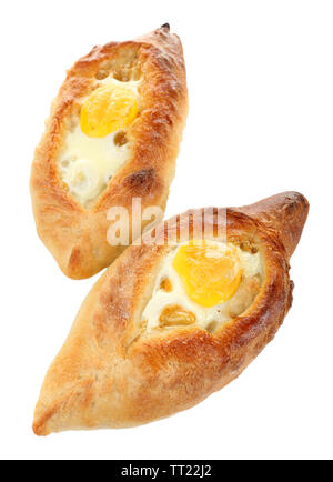 Khachapuri adjar isolated on white Banque D'Images