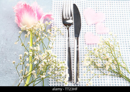 Réglage de la table avec des décorations sur fond de bois de couleur Banque D'Images