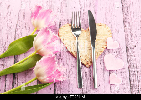 Réglage de la table avec des décorations sur fond de bois de couleur Banque D'Images