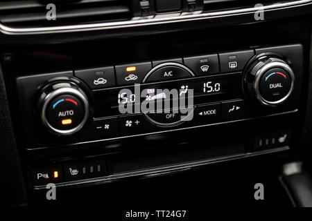 Сlose de la voiture intérieur noir : planche de bord avec la température, horloge, réglage du ventilateur, air conditionné et d'autres boutons. Soft focus Banque D'Images