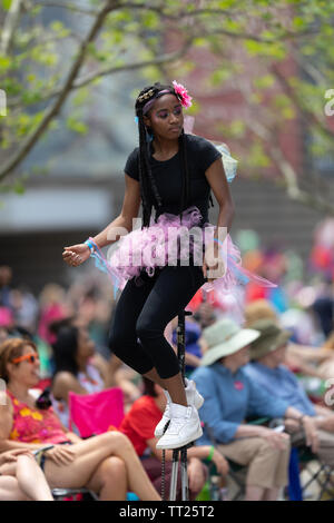 Cleveland, Ohio, USA - 8 juin 2019 : Parade le cercle, les jeunes femmes équitation monocycles Banque D'Images