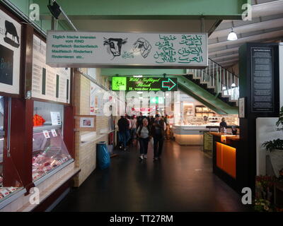 L'intérieur de la Kleinmarkthalle marché couvert hall à Francfort, plus de 60 fournisseurs et une attraction populaire pour les touristes. Banque D'Images