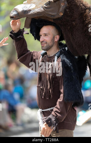 Cleveland, Ohio, USA - 8 juin 2019 : Parade du cercle, un homme portant un costume de wapitis Banque D'Images