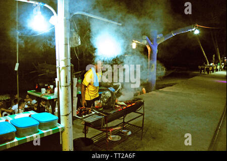 Installations pour Barbecue, Puerto Galera, Philippines Banque D'Images