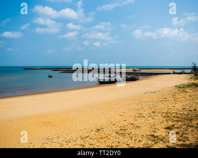 Marins et des bateaux de pêche et de copier l'espace - Beach sur l'île de Hainan, Chine Banque D'Images