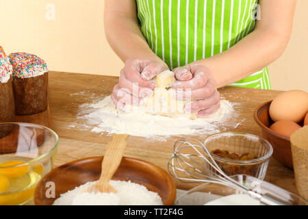 La préparation de la femme dans la cuisine gâteau de Pâques Banque D'Images