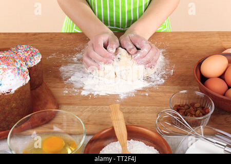 La préparation de la femme dans la cuisine gâteau de Pâques Banque D'Images