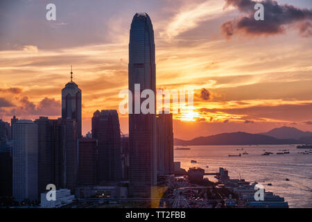 Gratte-ciel de l'International Commerce Centre, au coucher du soleil, Hong Kong Banque D'Images
