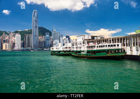 Vue sur le port de Victoria Le Star Ferry Pier à Kowloon, Hong Kong Banque D'Images