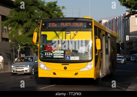 SANTIAGO, CHILI - Décembre 2015 : un nouveau bus Transantiago près de Parque Forestal à Santiago Banque D'Images