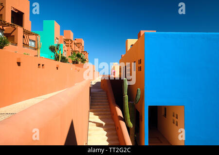 Vue de l'extérieur des bâtiments colorés de style adobe, Cabo San Lucas, Baja California Sur, Mexique Banque D'Images