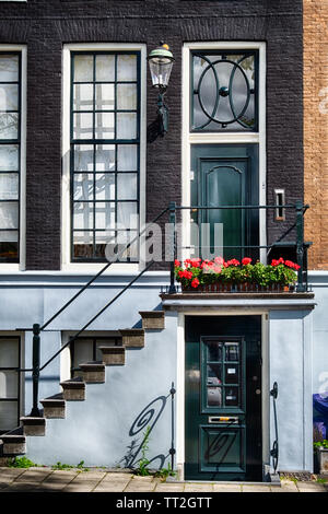 Vue d'une entrée de la maison traditionnel néerlandais à Amsterdam, Pays-Bas Banque D'Images