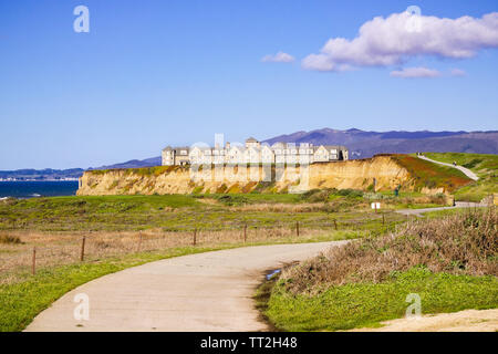 5 janvier 2017 Half Moon Bay / CA / USA - L'hôtel Ritz Carlton sur le littoral de l'océan Pacifique et le public sentier du Littoral Banque D'Images