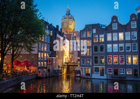 Scène de nuit à Amsterdam avec les bâtiments illuminés et un restaurant en plein air, Pays-Bas Banque D'Images