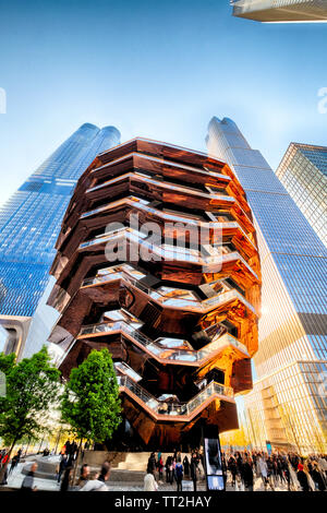 Low Angle View du navire une structure d'Escaliers interconnectés entre les gratte-ciel, Hudson Yards, Manahattan, New York Banque D'Images