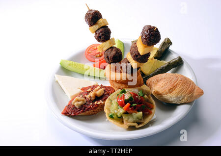 Shish kebab boulettes de viande et pommes de terre Banque D'Images