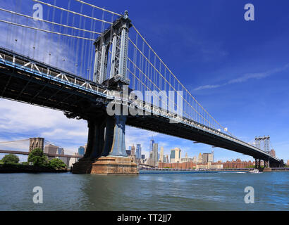 Les ponts de Brooklyn et Manhattan à New York City skyline sur l'arrière-plan, USA Banque D'Images