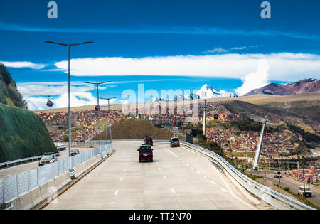 La Paz, Bolivia-Jan 1, 2019 : l'une des principales routes d'accès à La Paz, Bolivie. Banque D'Images