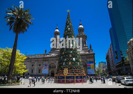 Santiago, Chili - Dec 27, 2018 : arbre de Noël décoré avec des centaines de poupées de chiffon dans la Plaza de Armas, Santiago, capitale du Chili. Banque D'Images