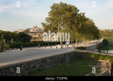 Vue de la ville de Béziers, dans le sud de la France, des Neuf Ecluses de Fonserannes (neuf écluses de Fonserannes) site du patrimoine mondial de l'UNESCO sur Banque D'Images