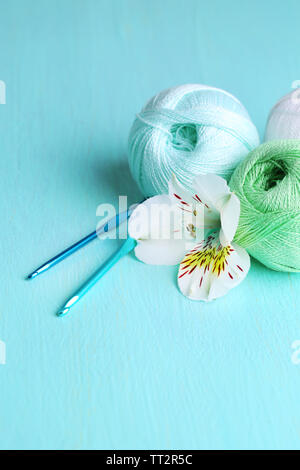 Clews colorés et crochets sur fond de bois Banque D'Images