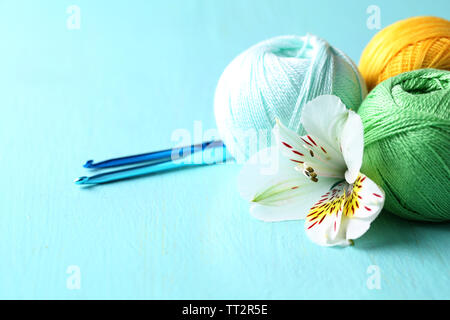 Clews colorés et crochets sur fond de bois Banque D'Images