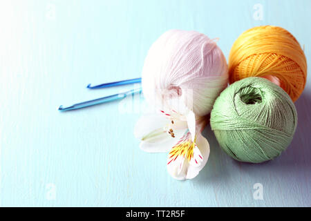 Clews colorés et crochets sur fond de bois Banque D'Images