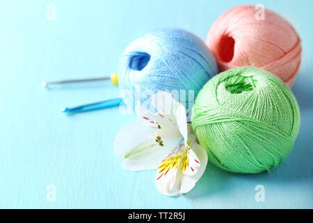 Clews colorés et crochets sur fond de bois Banque D'Images