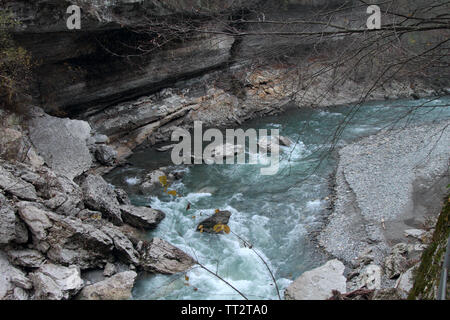 Une rivière de montagne orageux flux entre les falaises de la gorge d'Khadzhokhskaya. Banque D'Images