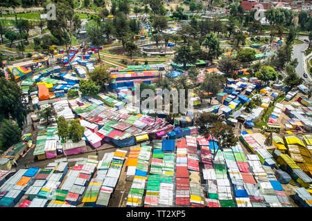 La Paz, Bolivia-Jan 2, 2019 : les toits colorés de La Paz de la rue du marché en Bolivie. Banque D'Images