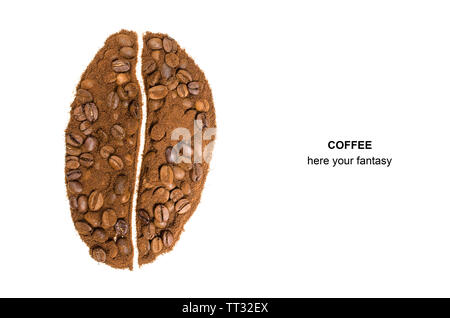 Les grains de café sur fond blanc.mélangé avec du café instantané. Copier l'espace. Banque D'Images