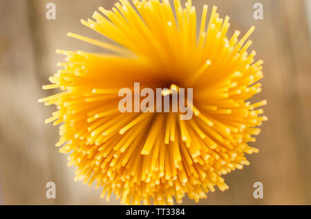 Spaghettis non cuits (top view close up photo horizontale Banque D'Images