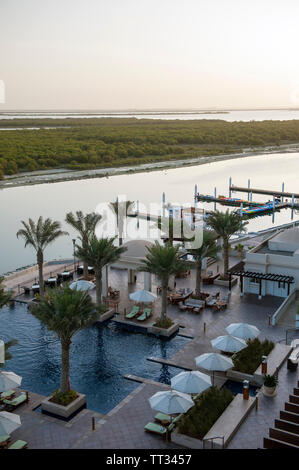 Vue sur la piscine de l'Anantara et mangroves de l'est vue sur la piscine de l'Anantara Eastern Mangroves donnant sur Abu Dhabi's Ea Banque D'Images