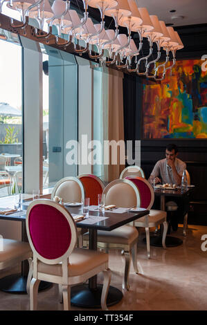 Intérieur de Rhodes 44, au rez-de-chaussée de la St Regis Abu Dhabi, par le chef britannique Gary Rhodes, Emirats Arabes Unis. Banque D'Images