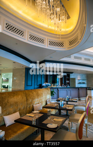 Intérieur de Rhodes 44, au rez-de-chaussée de la St Regis Abu Dhabi, par le chef britannique Gary Rhodes, Abu Dhabi, Emirats Arabes Unis. Banque D'Images