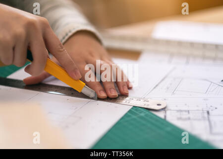 Un architecte et de travail documents coupe in office Banque D'Images