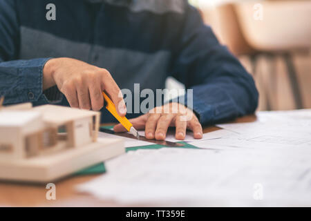 Un architecte et de travail documents coupe in office Banque D'Images