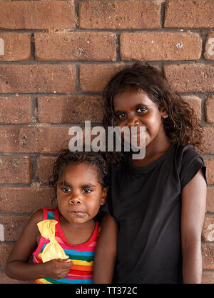 Darwin, Australia-October : 05,2018 aborigène australien filles bénéficie d''un repas en famille dans un restaurant local , Darwin-Australia Banque D'Images