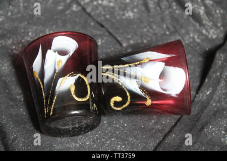 Verres à vin en cristal rouge blanc avec fleur sur pour passer des vacances romantiques Banque D'Images